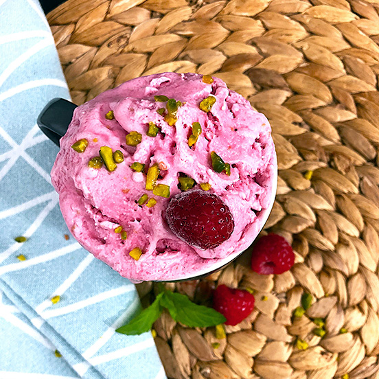 Himbeer-Sahne-Eis mit Grafschafter Karamell