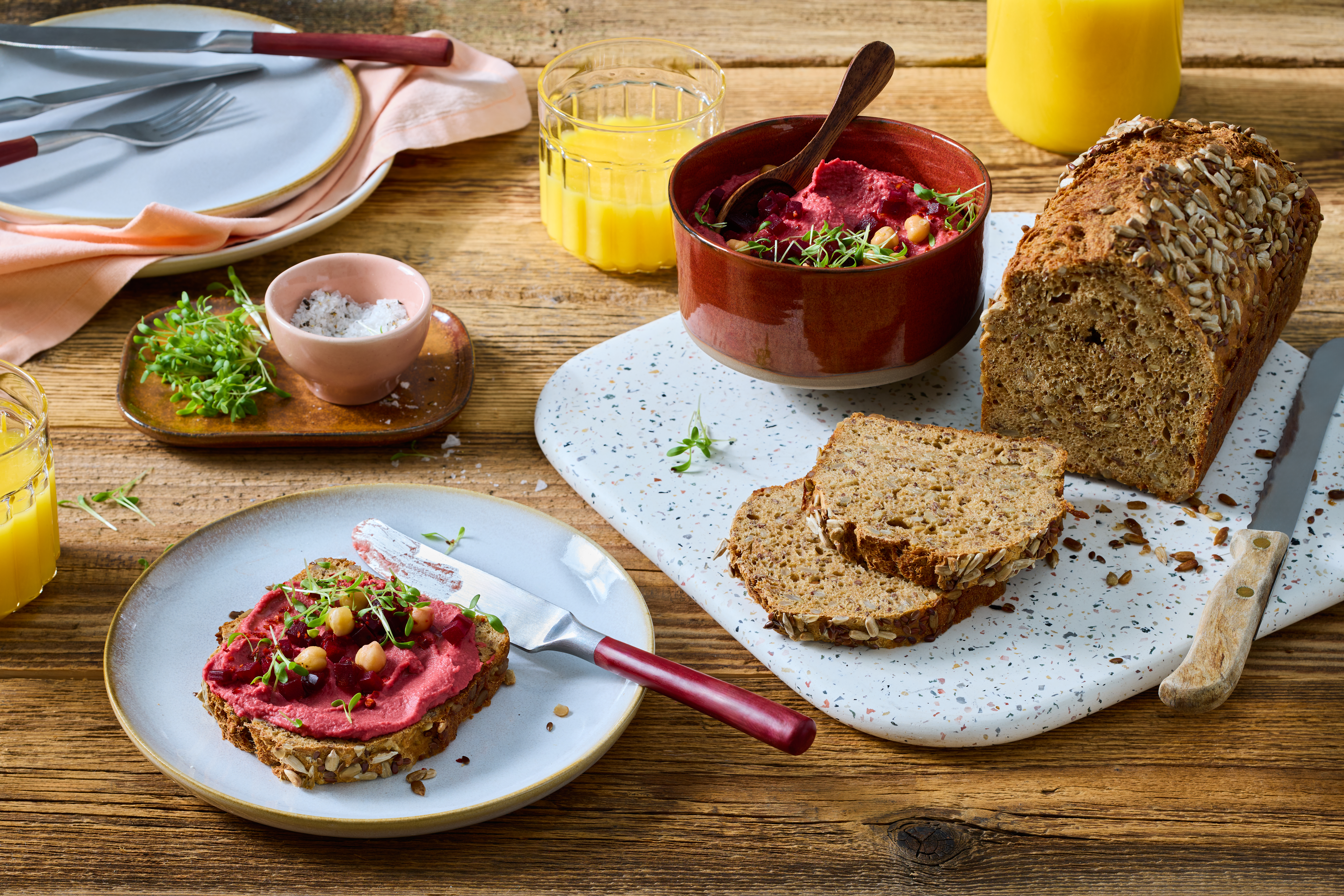 Leinsamen-Vollkorn-Stullen mit rotem Hummus