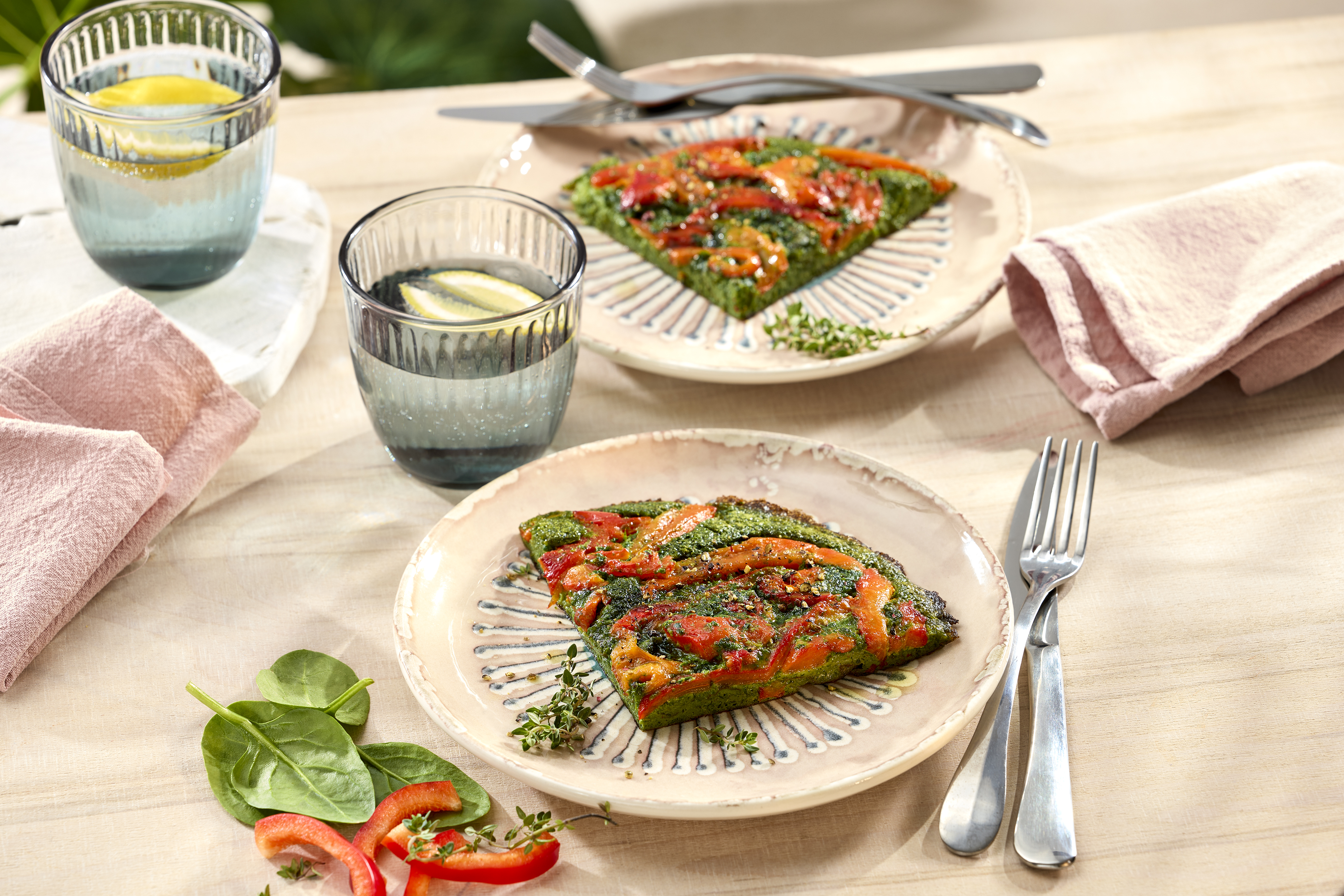 Grüne Frittata mit Babyspinat, Bärlauch und gegrillter Paprika