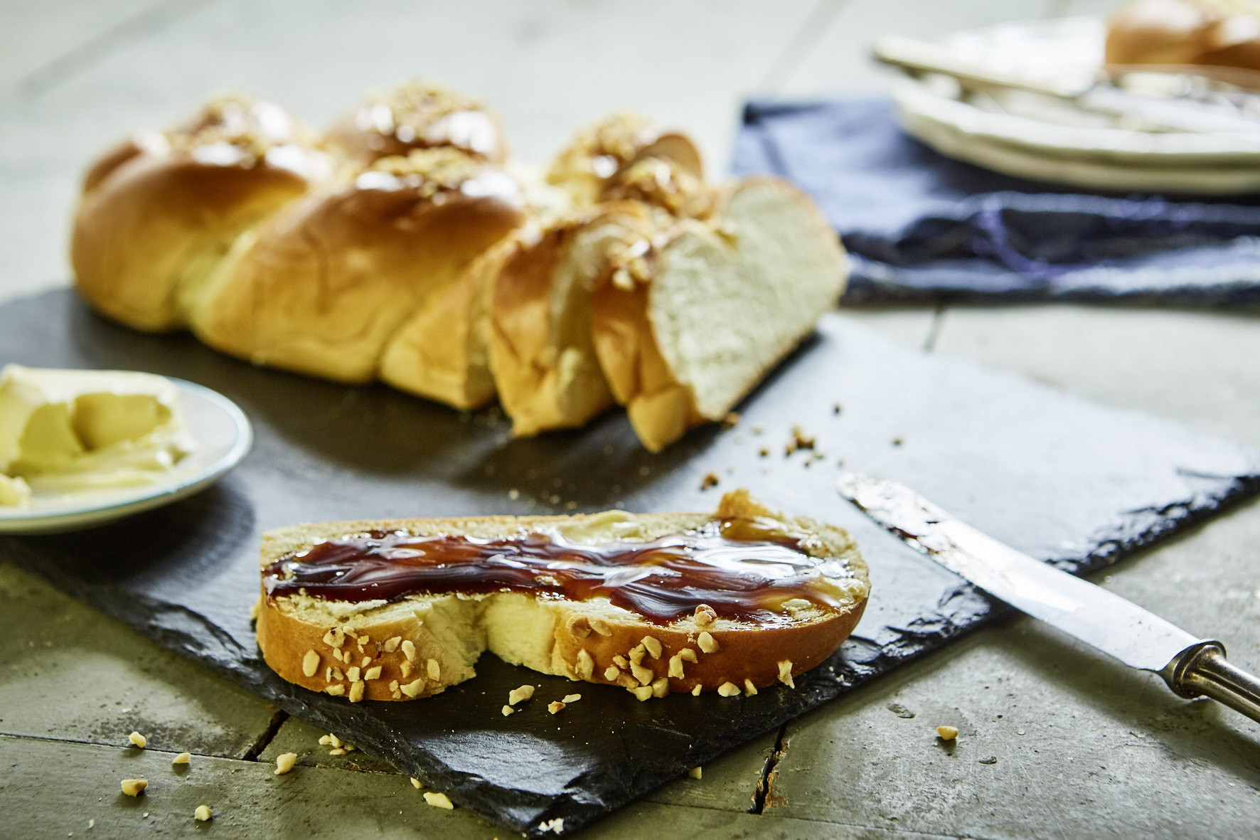 Veganer Hefezopf mit Aufstrich